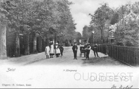 1e Hogeweg-1900-002.jpg - De 1e Hoogeweg met rechts de theesalon van J. de Bruijn, hoek Donkerelaan-Slotlaan. Op de achtergrond is aan de 2e Hoogeweg het oude koetshuis te zien van huize Choisy, deze stond aan de Slotlaan no:2. Opname van 1900